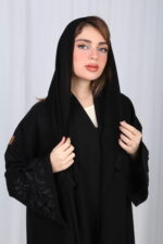 عباية الوشاح محدد بخط أسود في الأكمام بشك و تطريز أسود