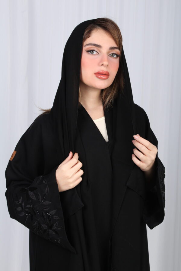 ⁦عباية الوشاح محدد بخط أسود في الأكمام بشك و تطريز أسود⁩ - الصورة ⁦2⁩