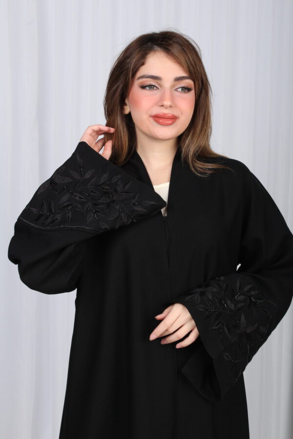 ⁦عباية الوشاح محدد بخط أسود في الأكمام بشك و تطريز أسود⁩ - الصورة ⁦11⁩