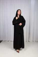 ⁦عباية الوشاح محدد بخط أسود في الأكمام بشك و تطريز أسود⁩ - الصورة ⁦3⁩