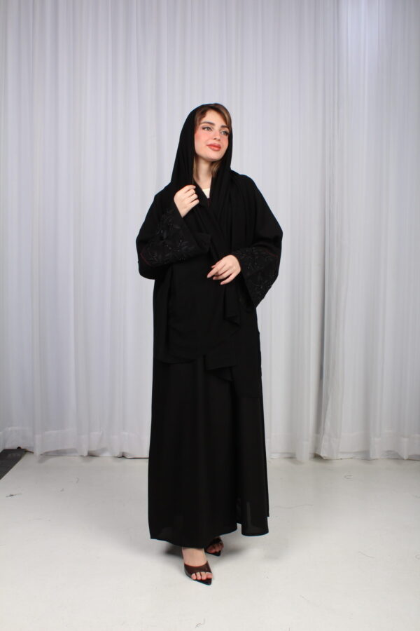 ⁦عباية الوشاح محدد بخط أسود في الأكمام بشك و تطريز أسود⁩ - الصورة ⁦3⁩