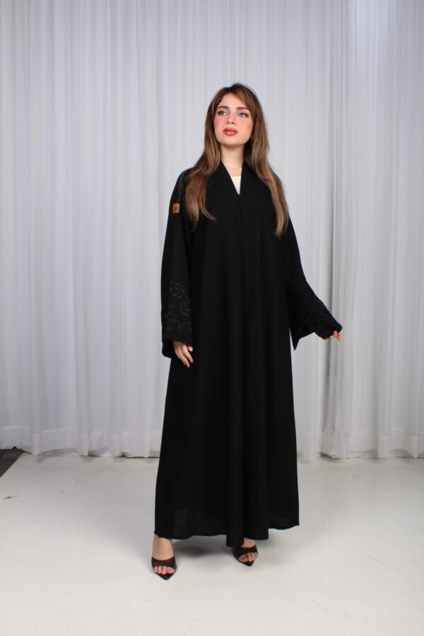 ⁦عباية الوشاح محدد بخط أسود في الأكمام بشك و تطريز أسود⁩ - الصورة ⁦4⁩