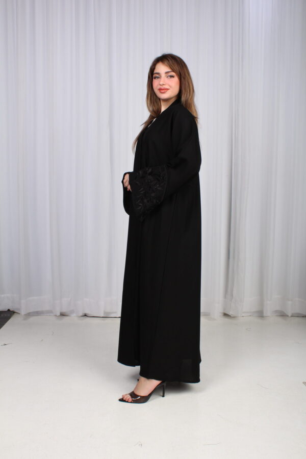 ⁦عباية الوشاح محدد بخط أسود في الأكمام بشك و تطريز أسود⁩ - الصورة ⁦5⁩