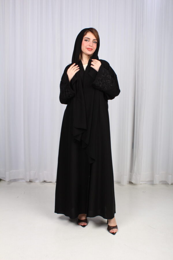 ⁦عباية الوشاح محدد بخط أسود في الأكمام بشك و تطريز أسود⁩ - الصورة ⁦7⁩