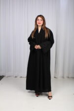 ⁦عباية الوشاح محدد بخط أسود في الأكمام بشك و تطريز أسود⁩ - الصورة ⁦8⁩