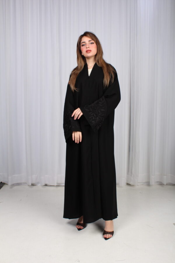 ⁦عباية الوشاح محدد بخط أسود في الأكمام بشك و تطريز أسود⁩ - الصورة ⁦9⁩