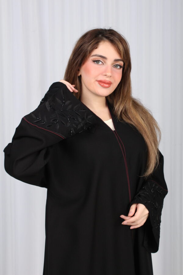 ⁦عباية الوشاح محدد بخط عنابي في الأكمام بشك وتطريز أسود⁩ - الصورة ⁦8⁩