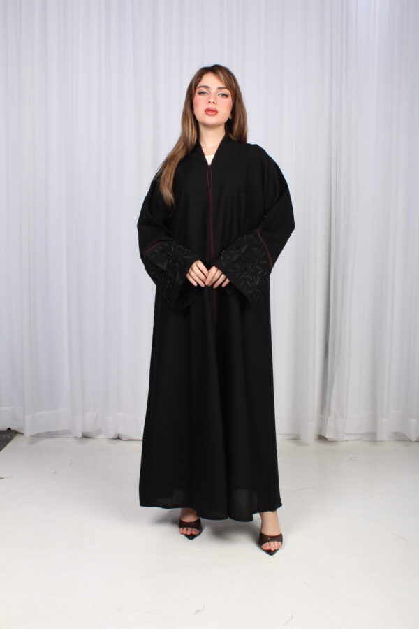 ⁦عباية الوشاح محدد بخط عنابي في الأكمام بشك وتطريز أسود⁩ - الصورة ⁦7⁩