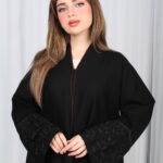 عباية الوشاح محدد بخط عنابي في الأكمام بشك وتطريز أسود