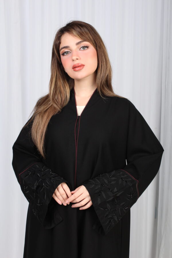 ⁦عباية الوشاح محدد بخط عنابي في الأكمام بشك وتطريز أسود⁩ - الصورة ⁦6⁩