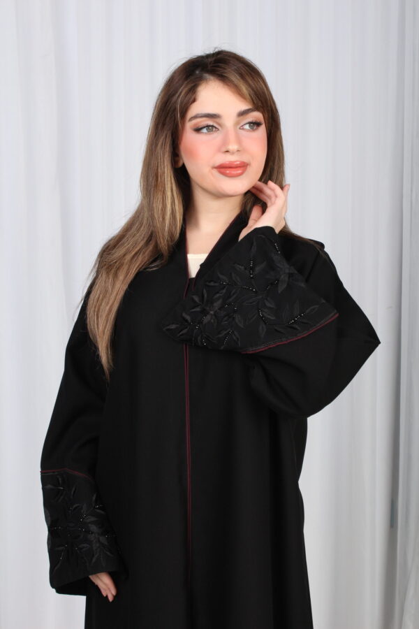 ⁦عباية الوشاح محدد بخط عنابي في الأكمام بشك وتطريز أسود⁩ - الصورة ⁦5⁩