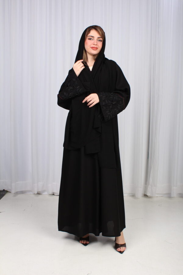 ⁦عباية الوشاح محدد بخط عنابي في الأكمام بشك وتطريز أسود⁩ - الصورة ⁦4⁩