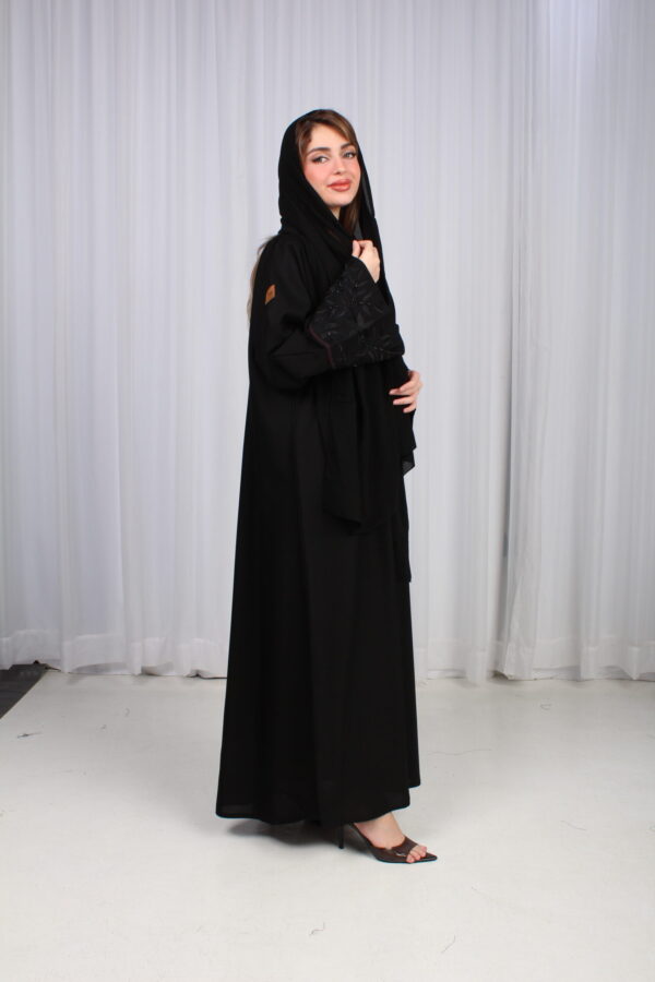 ⁦عباية الوشاح محدد بخط عنابي في الأكمام بشك وتطريز أسود⁩ - الصورة ⁦3⁩