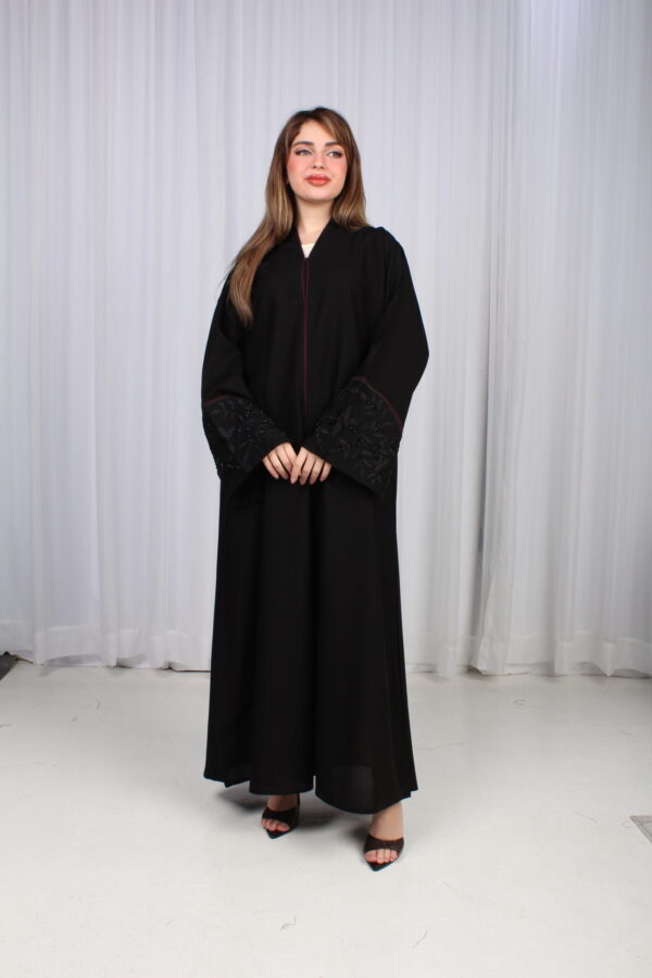 ⁦عباية الوشاح محدد بخط عنابي في الأكمام بشك وتطريز أسود⁩ - الصورة ⁦2⁩