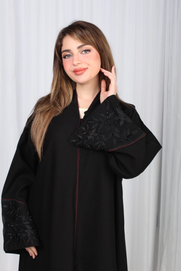 ⁦عباية الوشاح محدد بخط عنابي في الأكمام بشك وتطريز أسود⁩ - الصورة ⁦9⁩