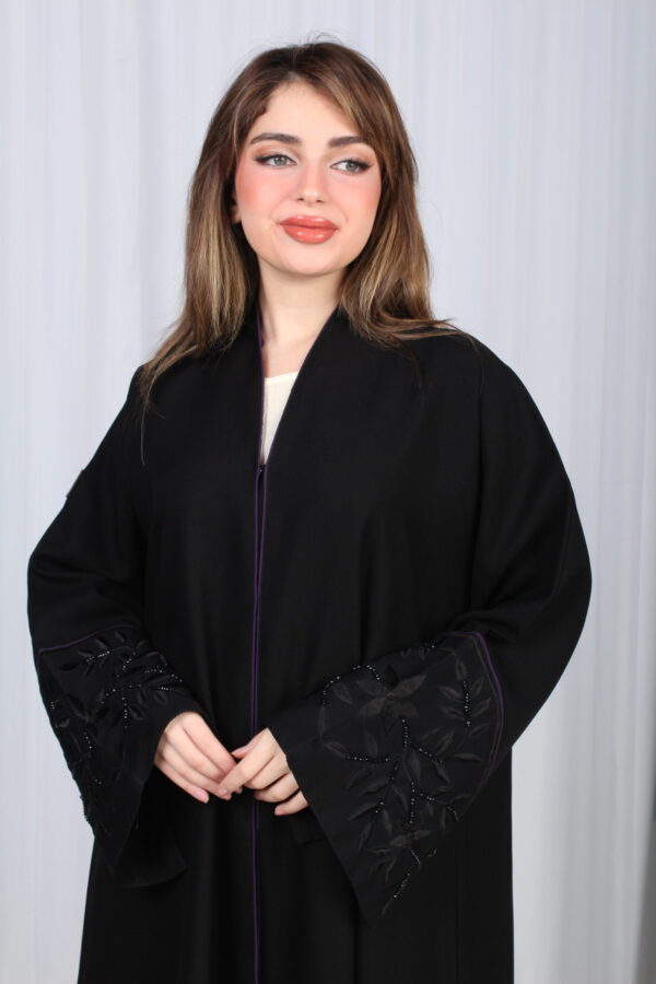 ⁦عباية الوشاح محدد بخط موف في الأكمام بشك و تطريز أسود⁩ - الصورة ⁦7⁩