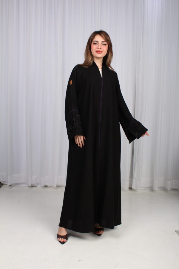 ⁦عباية الوشاح محدد بخط موف في الأكمام بشك و تطريز أسود⁩ - الصورة ⁦6⁩