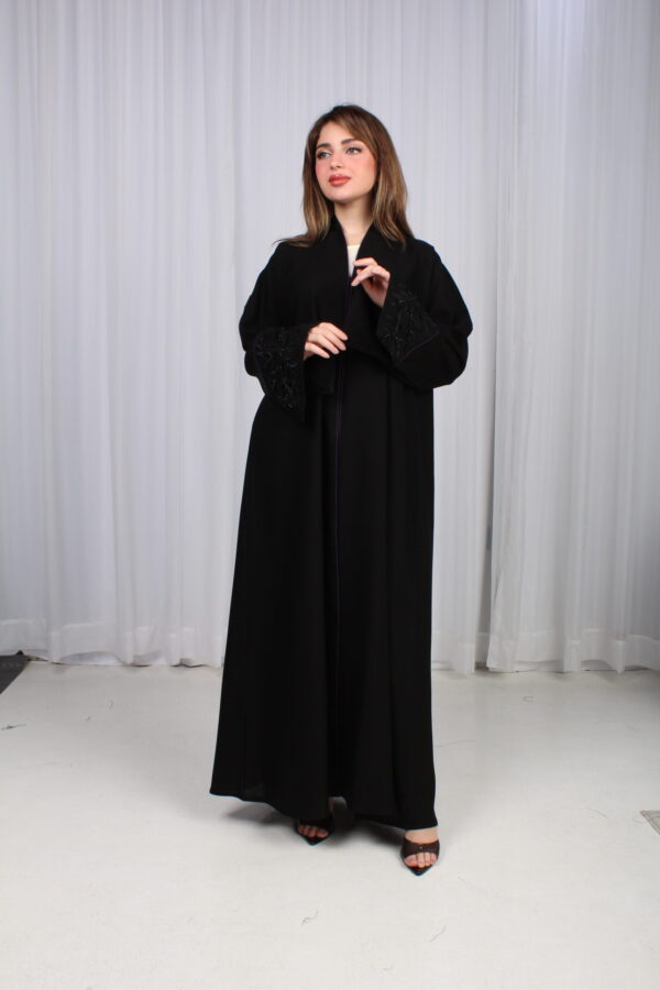 ⁦عباية الوشاح محدد بخط موف في الأكمام بشك و تطريز أسود⁩ - الصورة ⁦5⁩