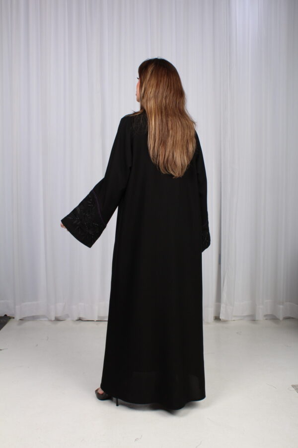 ⁦عباية الوشاح محدد بخط موف في الأكمام بشك و تطريز أسود⁩ - الصورة ⁦4⁩