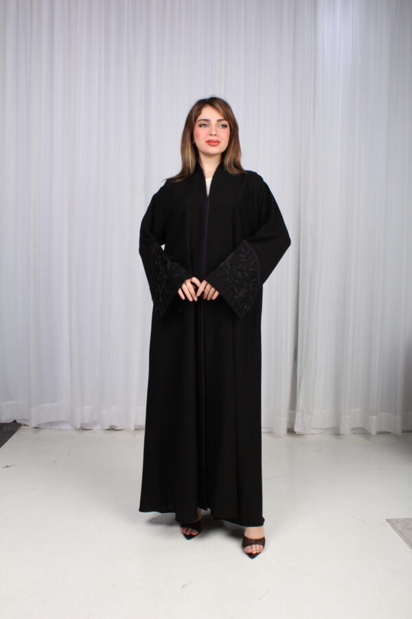 ⁦عباية الوشاح محدد بخط موف في الأكمام بشك و تطريز أسود⁩ - الصورة ⁦3⁩