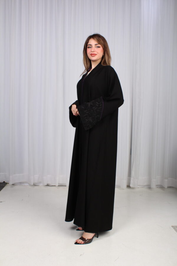 ⁦عباية الوشاح محدد بخط موف في الأكمام بشك و تطريز أسود⁩ - الصورة ⁦2⁩