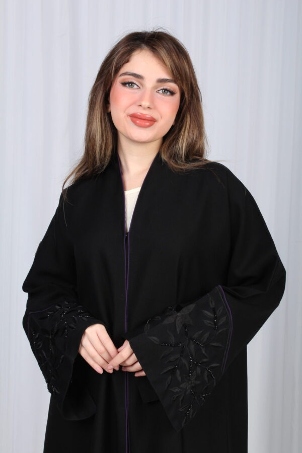 عباية الوشاح محدد بخط موف في الأكمام بشك و تطريز أسود