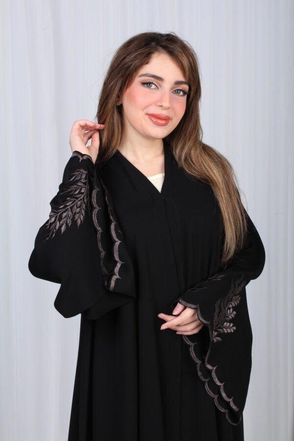⁦عباية غيث بتطريز نحاسي في اكمام⁩ - الصورة ⁦2⁩