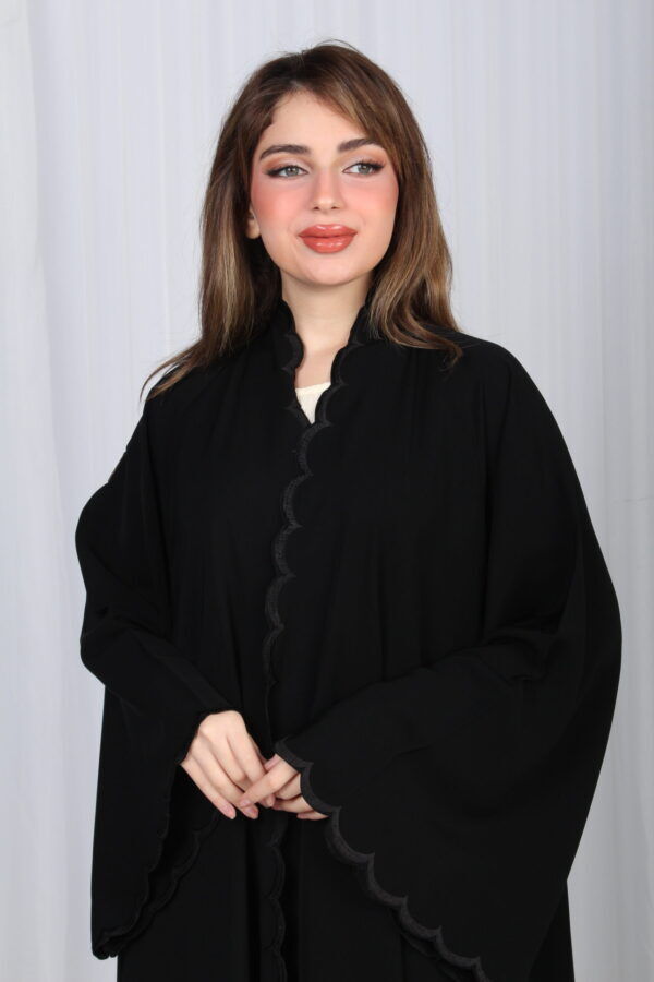 ⁦عباية لوسيندا شك اسود على اطراف عباية⁩ - الصورة ⁦3⁩
