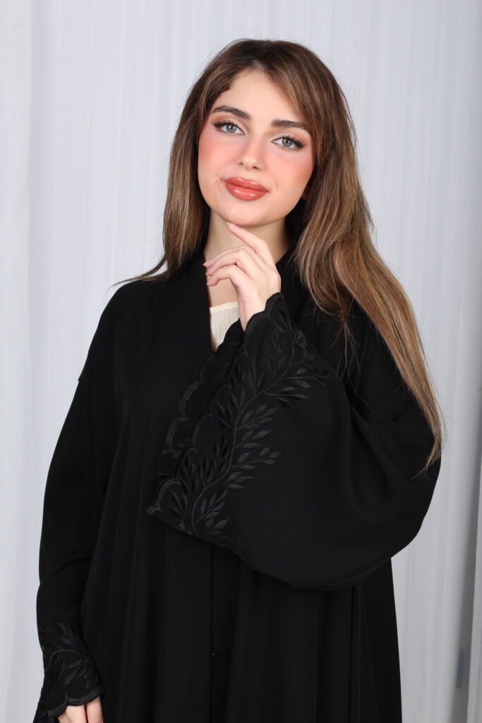 عباية ذكرى بشك اسود على الاكمام