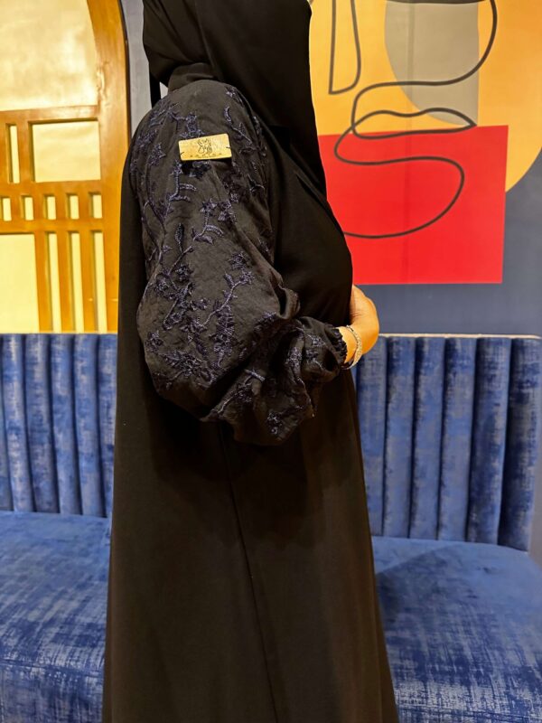 ⁦عبايه اماراتي بليزر مميز و اكمام مطرزه بلكحلي⁩ - الصورة ⁦8⁩