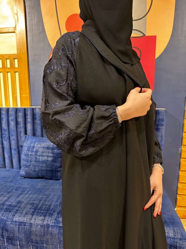 ⁦عبايه اماراتي بليزر مميز و اكمام مطرزه بلكحلي⁩ - الصورة ⁦6⁩