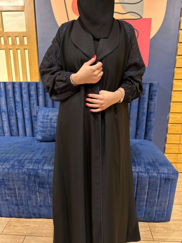 ⁦عبايه اماراتي بليزر مميز و اكمام مطرزه بلكحلي⁩ - الصورة ⁦5⁩