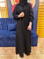 ⁦عبايه اماراتي بليزر مميز و اكمام مطرزه بلكحلي⁩ - الصورة ⁦4⁩