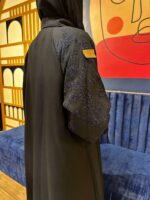 ⁦عبايه اماراتي بليزر مميز و اكمام مطرزه بلكحلي⁩ - الصورة ⁦2⁩