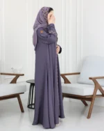 ⁦عباية موف كلوش بقماش باربي بتطريز لون بنك⁩ - الصورة ⁦4⁩