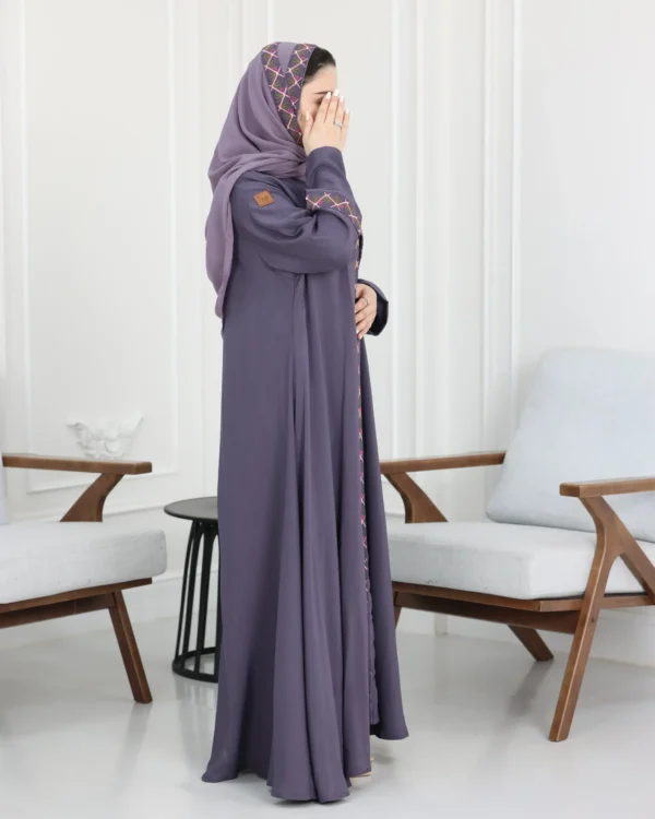 ⁦عباية موف كلوش بقماش باربي بتطريز لون بنك⁩ - الصورة ⁦4⁩