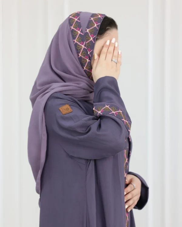 ⁦عباية موف كلوش بقماش باربي بتطريز لون بنك⁩ - الصورة ⁦5⁩