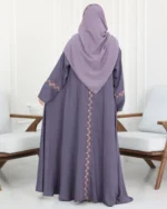 ⁦عباية موف كلوش بقماش باربي بتطريز لون بنك⁩ - الصورة ⁦6⁩