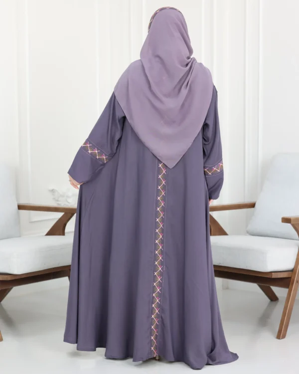 ⁦عباية موف كلوش بقماش باربي بتطريز لون بنك⁩ - الصورة ⁦6⁩