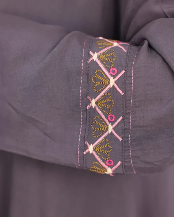 ⁦عباية موف كلوش بقماش باربي بتطريز لون بنك⁩ - الصورة ⁦8⁩