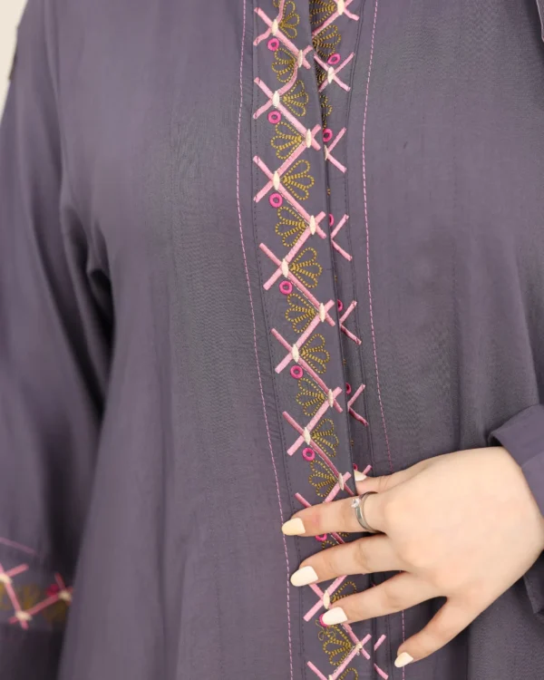 ⁦عباية موف كلوش بقماش باربي بتطريز لون بنك⁩ - الصورة ⁦9⁩