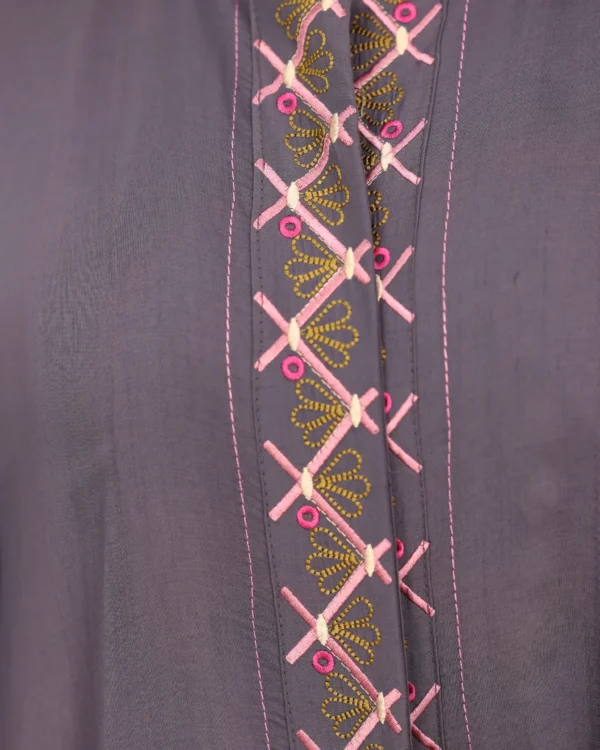 ⁦عباية موف كلوش بقماش باربي بتطريز لون بنك⁩ - الصورة ⁦10⁩