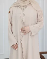 ⁦عباية بيج محددة بفصوص⁩ - الصورة ⁦2⁩