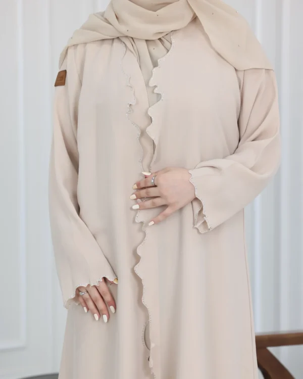 ⁦عباية بيج محددة بفصوص⁩ - الصورة ⁦2⁩