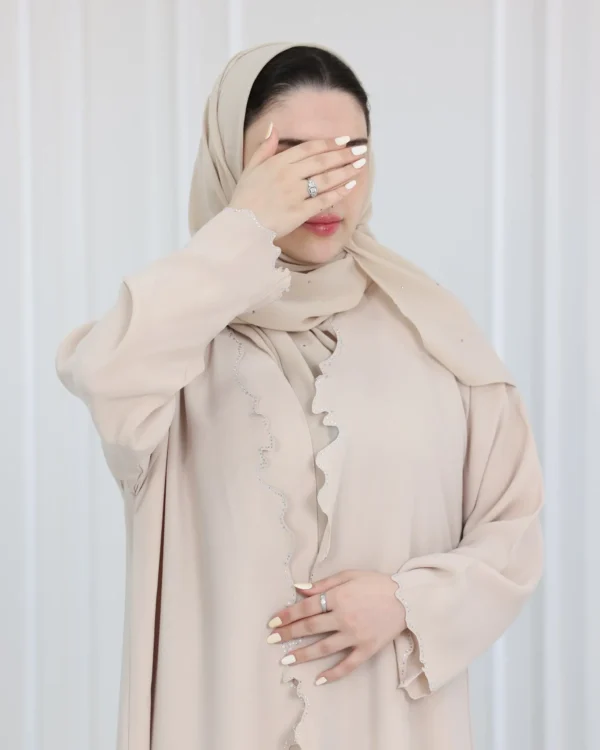 ⁦عباية بيج محددة بفصوص⁩ - الصورة ⁦8⁩