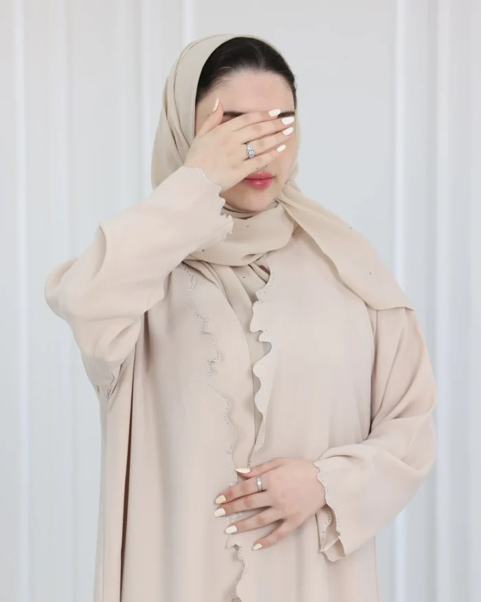 ⁦عباية بيج محددة بفصوص⁩ - الصورة ⁦8⁩