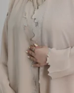 ⁦عباية بيج محددة بفصوص⁩ - الصورة ⁦9⁩