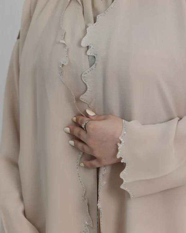 ⁦عباية بيج محددة بفصوص⁩ - الصورة ⁦9⁩