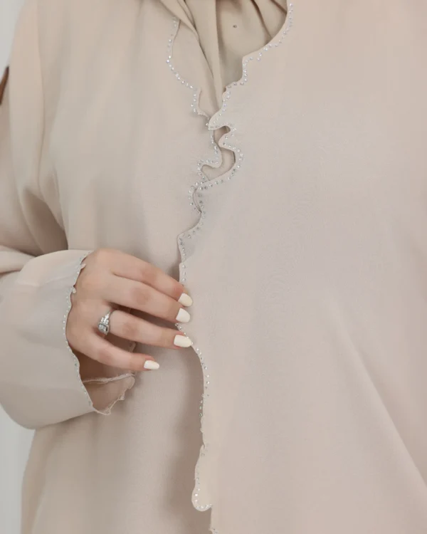 ⁦عباية بيج محددة بفصوص⁩ - الصورة ⁦3⁩