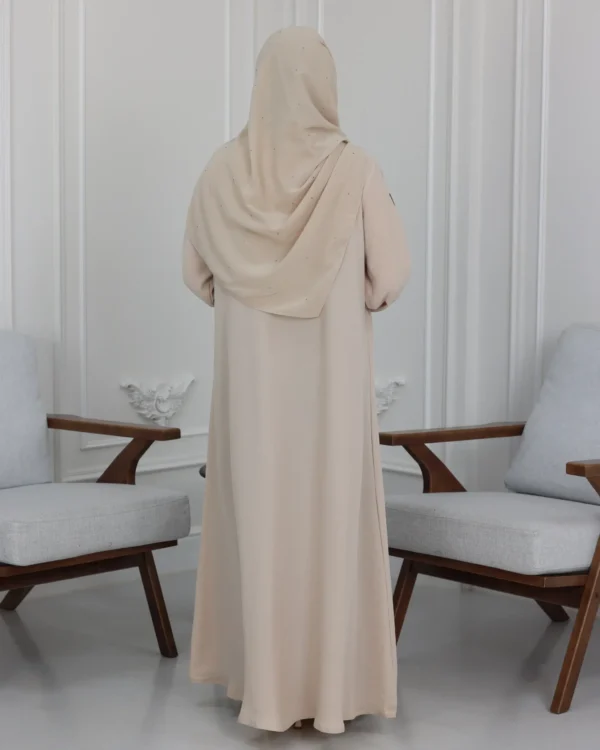 ⁦عباية بيج محددة بفصوص⁩ - الصورة ⁦4⁩